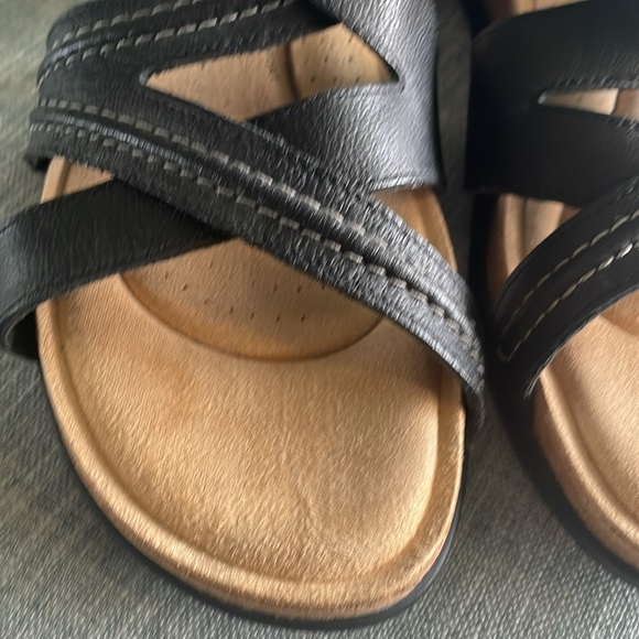 Clark’s Strapped Sandel - Picture 2 of 6